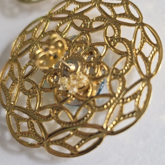 Vintage earrings large big green gem gold tone filigree pierced posts - Picture 8 of 13